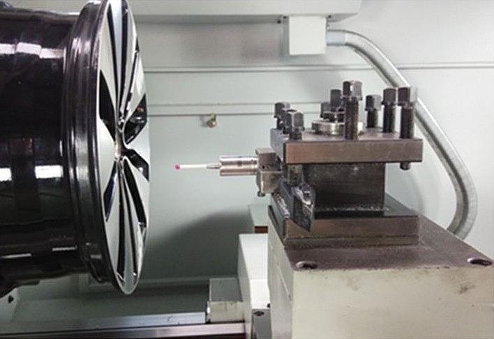 Detail einer Leichtmetallfelge als Beispiel für die Felgenaufbereitung