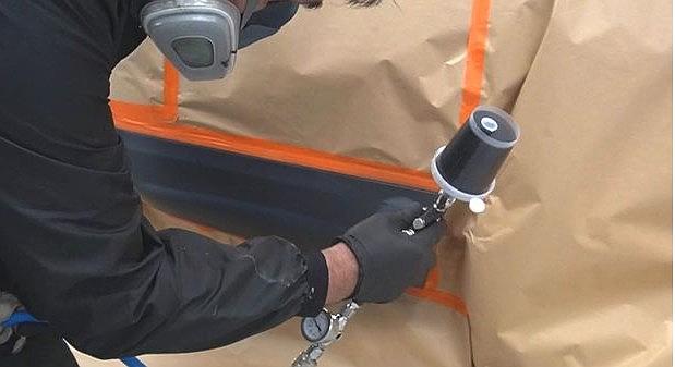Gezielte Reparatur einer kleinen Lackschadstelle am Fahrzeug